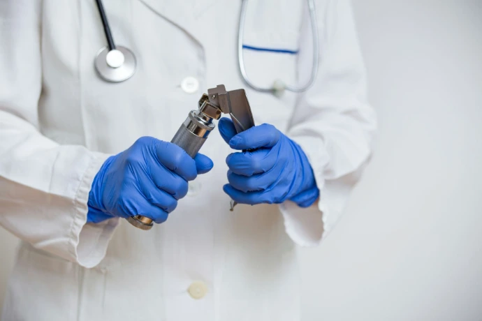 Arzt mit Laryngoskop