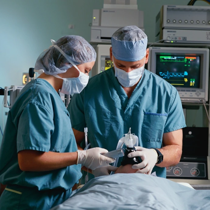Zwei Ärzte beim Untubieren eines Patienten
