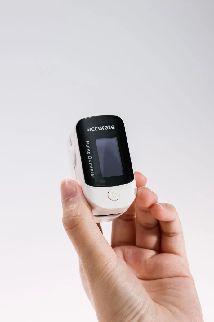 Hand mit Fingerpulsoximeter