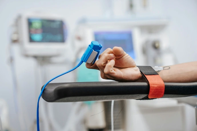 Finger mit Pulsoximetersensor